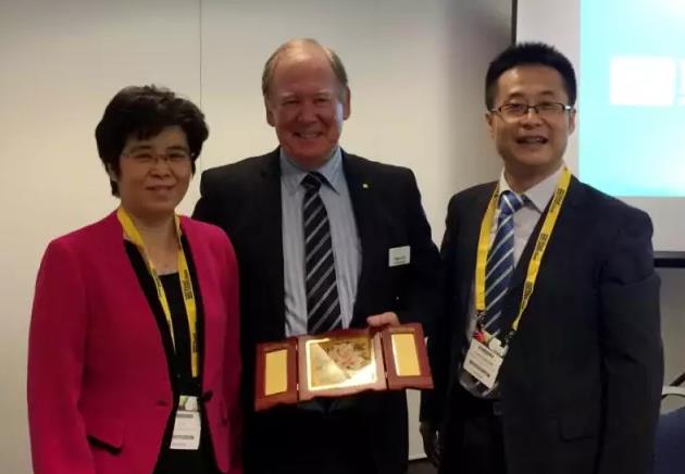 国印协副理事长李莉、常务副秘书长陈迎新代表王岩镔理事长对Peter Lane先生再次当选亚太印刷技术论坛(FAPGA)主席表示祝贺